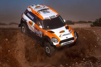 La piloto española Laia Sanz y su copiloto Maurizio Gerini, durante la quinta etapa del Rally Dakar 2022, este jueves en Riad