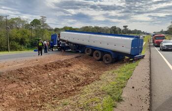 El camón cisterna bloqueo totalmente uno de los sentidos de la doble vía de la Ruta Py 02