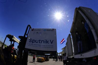 Parte de cargamento de vacunas antiCOVID que llegó hoy a Paraguay.