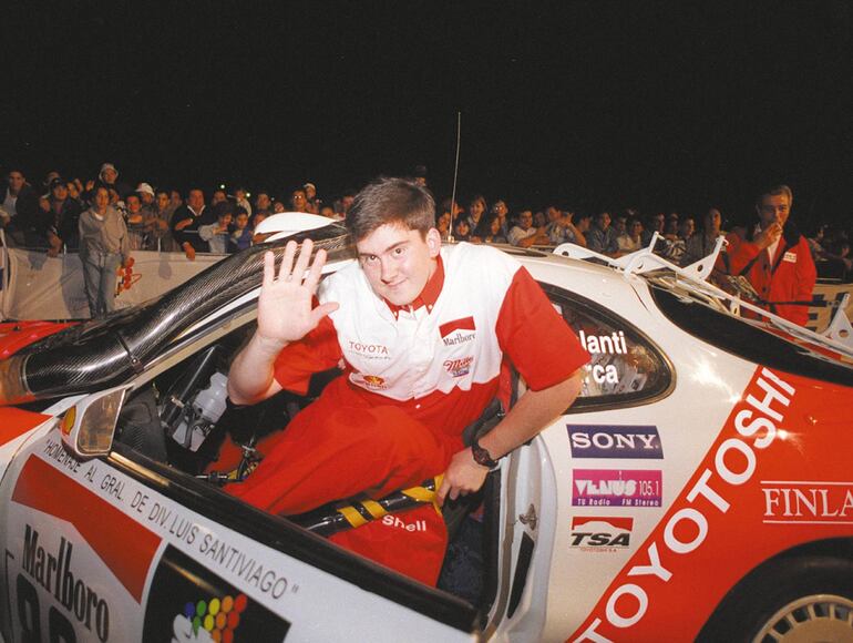 El saludo directo a la cámara de ABC Color de Marco Darío Galanti Barrientos, momento en el que se aprestaba a salir del habitáculo del Toyota Célica ST 185.