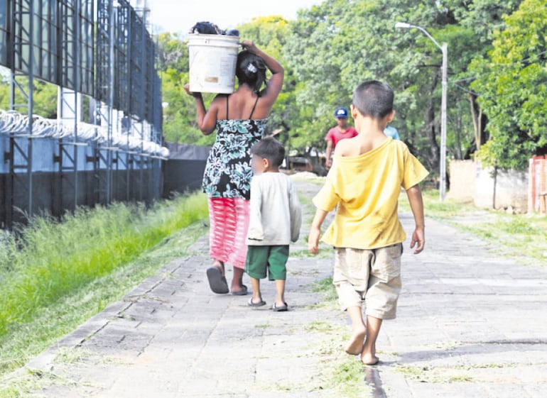 Los indígenas que ya están hace días, hacen su vida diaria en plena calle, recorriendo los alrededores del club Libertad.