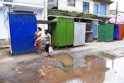 Negocios cerrados por la pandemia de coronavirus en Nanawa, en la frontera de Paraguay con Argentina.