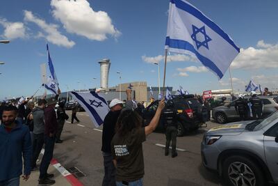 Israelíes protestan contra la reforma judicial impulsada por el Gobierno de Benjamin Netanyahu. Hoy cerraron parte del aeropuerto Ben Gurion, cerca de  Tel Aviv. (AFP)