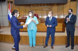 La senadora Blanca Ovelar, el presidente del Congreso Óscar Cachito Salomón y Diego Sánchez Hasse hacen entrega del premio nacional de música en la categoría Popular a Néstor López por la canción "Mamáma".