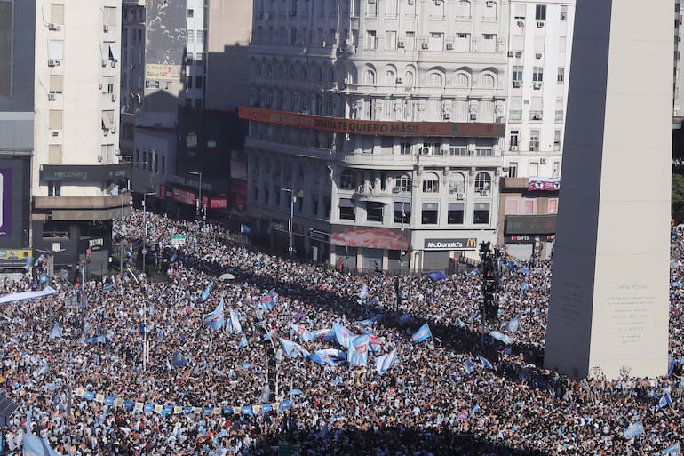 Una multitud se reunió en el Obelisco a festejar la tercera Copa del Mundo de la selección argentina.