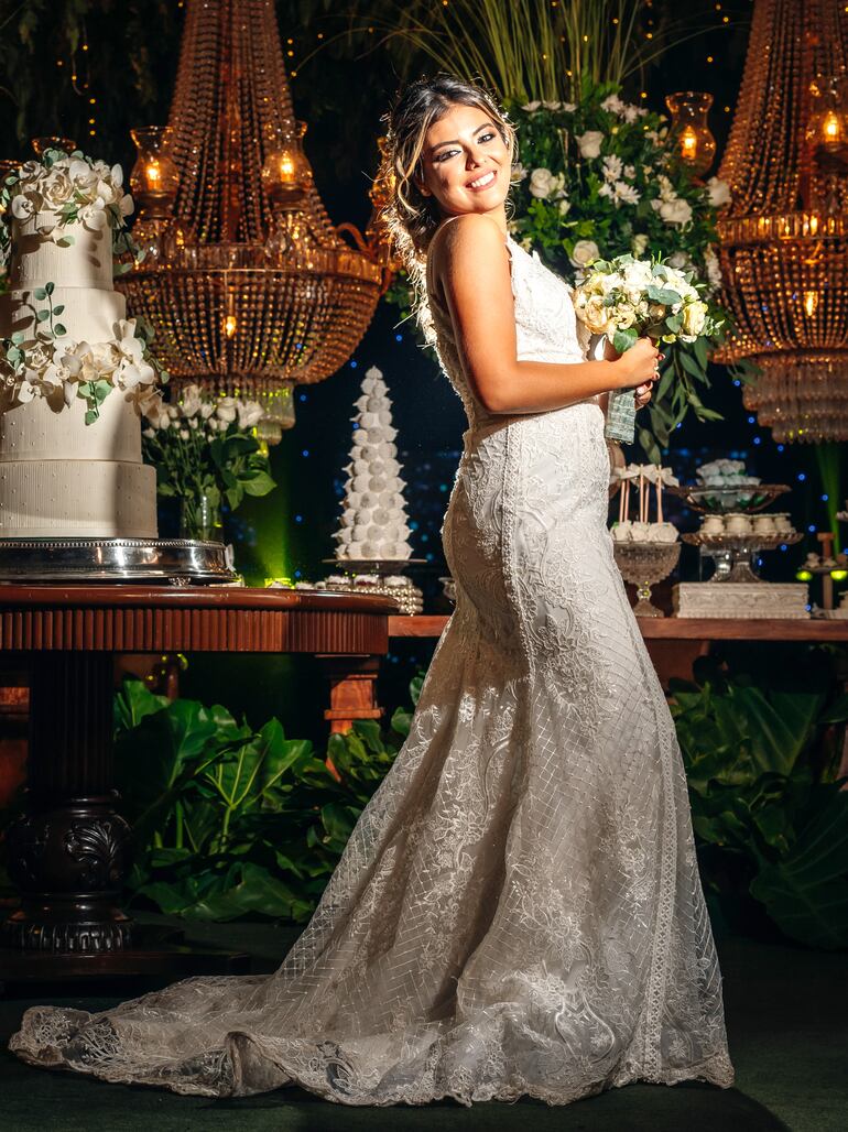 María Anahí lució muy elegante con un vestido de líneas románticas muy contemporáneo que fue confeccionado por María José Benítez.