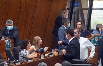 El diputado Carlos Silva (PLRA, bancada "C") conversa con las diputadas de su bancada Esmérita Sánchez (der.) y su colega Roya Torres.
