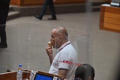 El diputado cartista Basilio "Bachi" Núñez tomando un helado mientras sus colegas debatían sobre el juicio político a la fiscala general, Sandra Quiñónez.