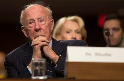 En esta foto de archivo, el exsecretario de Estado George Shultz testifica ante la audiencia del Comité de Servicios Armados del Senado de EE. UU. Sobre "Desafíos globales y la estrategia de seguridad nacional de EE. UU." En Capitol Hill en Washington, DC, 29 de enero de 2015.