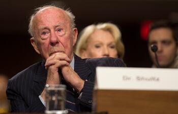 En esta foto de archivo, el exsecretario de Estado George Shultz testifica ante la audiencia del Comité de Servicios Armados del Senado de EE. UU. Sobre "Desafíos globales y la estrategia de seguridad nacional de EE. UU." En Capitol Hill en Washington, DC, 29 de enero de 2015.