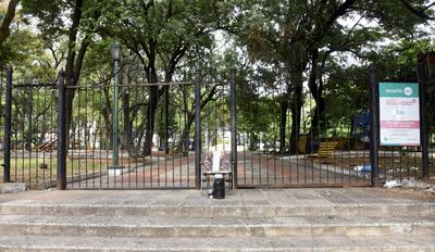 La Plaza Uruguaya permanece cerrada por resolución municipal. La ciudadanía pide su apertura.