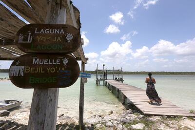 Turistas visitan una laguna de la reserva Much Kanan Kaax, el 16 de mayo de 2023, en el municipio de Felipe Carrillo Puerto, Quintana Roo (México). Una zona maya con siete lagunas en el Caribe mexicano busca atraer turismo enfocado en cultura, naturaleza e historia de este pueblo originario, señalaron Daniel Andrés Reyes Pat y Zendy Euan Chan, guías comunitarios de la zona de Mayakaan.