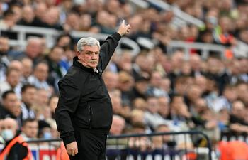 Steve Bruce dejó la conducción técnica del Newcastle sin triunfar en ocho jornadas de la Premier League.