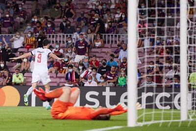 El delantero polaco del Bayern Múnich Robert Lewandowski (i) celebra su segundo gol, tercero del equipo ante el FC Barcelona, durante el partido de la fase de grupos de la Liga de Campeones que FC Barcelona y Bayern Múnich juegan este martes en el Camp Nou, en Barcelona.