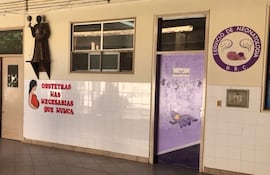 Las mellizas recién nacidas están en una incubadora en el servicio de Neonatología del Hospital Regional de Concepción. La madre tiene unos 12 años.