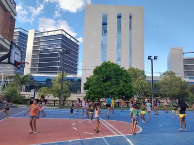 Niños y jóvenes están listos para participar mañana del desfile de carnaval, en el barrio San Jerónimo, a partir de las 19.30