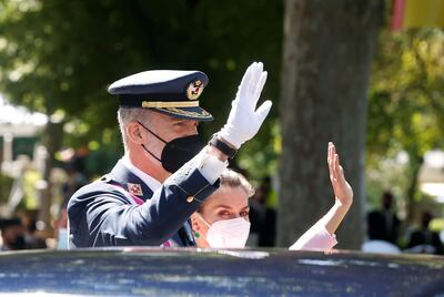 El rey Felipe VI y la reina Letizia saludan al público que se ha acercado a la celebración del Día de las Fuerzas Armadas en la Plaza de la Lealtad de Madrid ayer sábado.