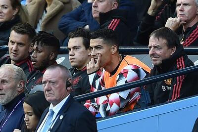 Cristiano Ronaldo, en el banco de suplentes del Manchester United durante el derbi ante Manchester City.