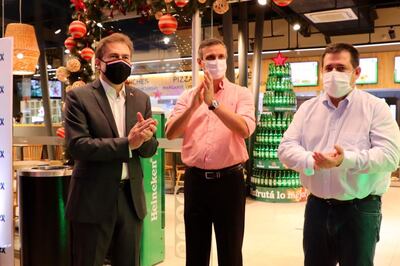 El ministro de Industria y Comercio Luis Castiglioni (i) y el ex presidente Horacio Cartes (d) en la inauguración de la estación de servicios en España y Sacramento.
