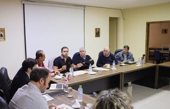 La reunión entre los representantes de la municipalidad y el gremio comercial se desarrolló este viernes.