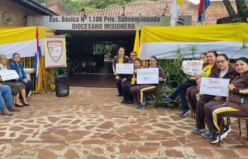 Docentes, directivos, alumnos y algunos padres de familia de la Escuela Básica N° 1.109, Privada Subvencionada Diocesano Misionero, de San Juan Bautista, realizaron una manifestación pacifica en la institución educativa.