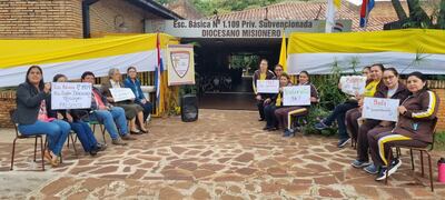 Docentes, directivos, alumnos y algunos padres de familia de la Escuela Básica N° 1.109, Privada Subvencionada Diocesano Misionero, de San Juan Bautista, realizaron una manifestación pacifica en la institución educativa.