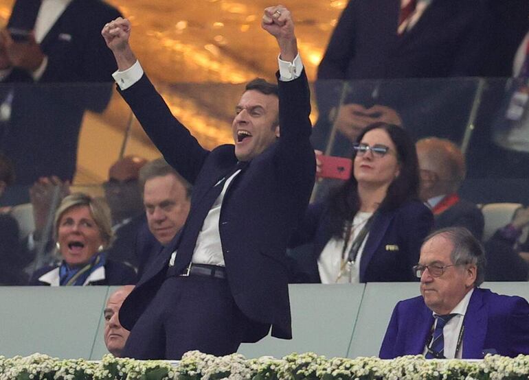 El presidente de Francia, Emmanuel Macron, celebra al término de la semifinal de la Copa Mundial de la FIFA Qatar 2022 entre Francia y Marruecos, en el estadio Al Bayt de la ciudad de Al Khor (Catar).