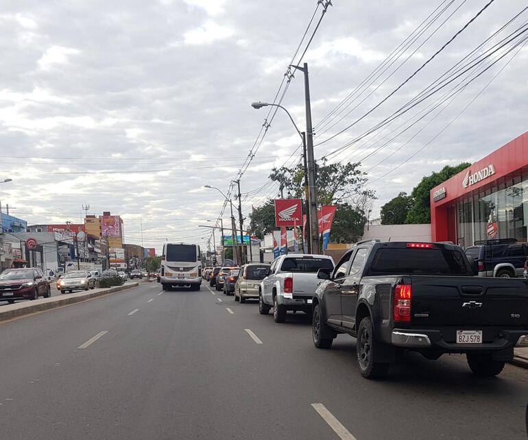 Las filas de vehículos se extienden sobre la avenida Eusebio Ayala, fuera de la sede de la SND.