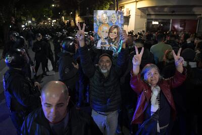 Partidarios de la vicepresidenta argentina Cristina Fernández de Kirchner se manifiestan afuera de su departamento en Buenos Aires el 22 de agosto de 2022, luego de que un fiscal público pidiera que fuera sentenciada a 12 años de prisión e inhabilitada para cargos públicos por presunta corrupción durante sus dos mandatos como presidente.