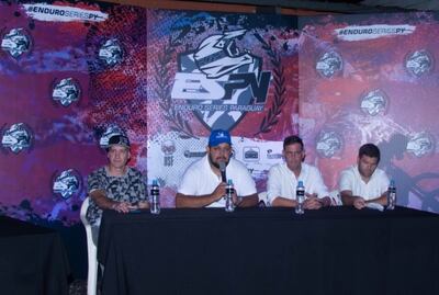 En la rueda de prensa de la presentación, preciso momento en que Rolando Martínez da detalles de la fecha a correrse en Barrero Grande, entre el sábado 13 y domingo 14 del mes en curso.