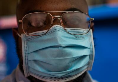 Un funcionario de una casa fúnebre supervisa la llegada de los restos de una víctima de covid-19 en Baltimore, Maryland (EE.UU.).