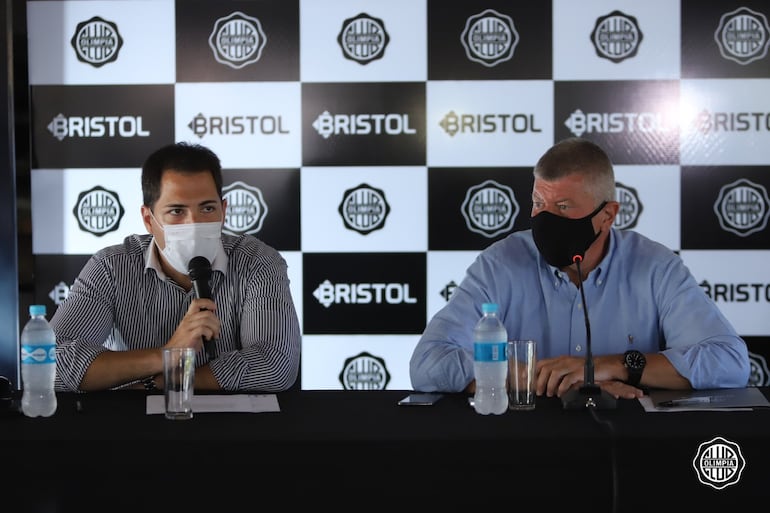Eduardo Giménez, director de Bristol, y Miguel Brunotte, presidente de Olimpia, en conferencia de prensa.