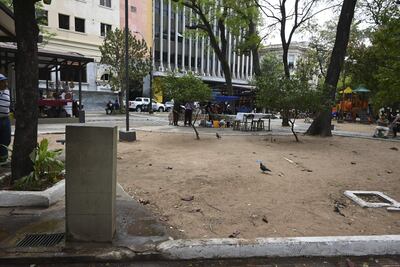 La Plaza de la Libertad tiene bancos en mal estado, pisos destrozados, y parques infantiles rotos.
Se ubica en 25 de Mayo y Ntra Sra de la Asuncion