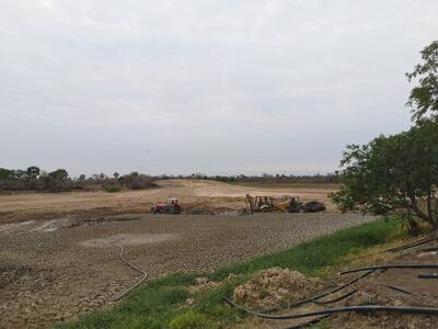 Limpieza de los secos tajamares en los establecimientos ganaderos a la espera de que lleguen las grandes lluvias.