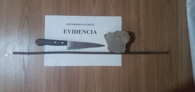 Cuchillo, barra y piedra incautada del poder de uno de los detenidos.