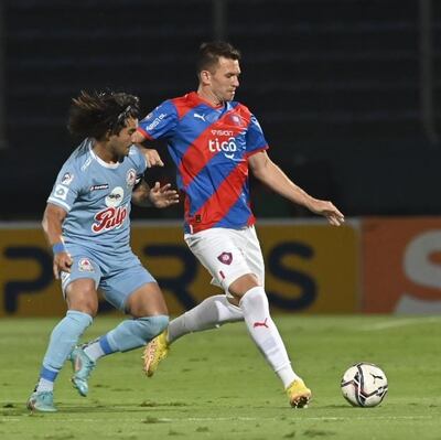 Eduardo Brock y Diego Martínez, durante el enfrentamiento en Cerro Porteño y Resistencia.