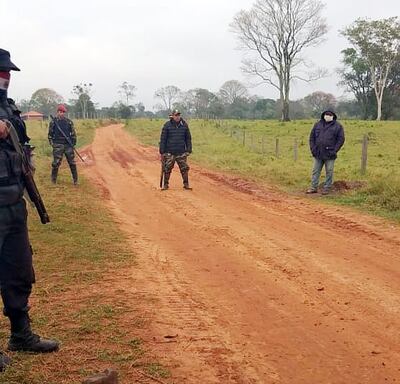 Los hombres armados y protegidos con chalecos antibalas.