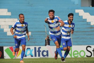 El festejo de Pablo Candia, autor del primer gol del 2 de Mayo de Pedro Juan Caballero.