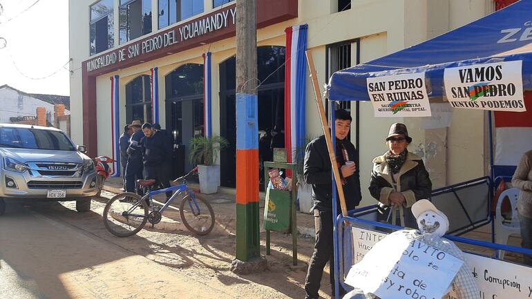 Desde la carpa de la resistencia la ciudadanía aguarda el dictamen final