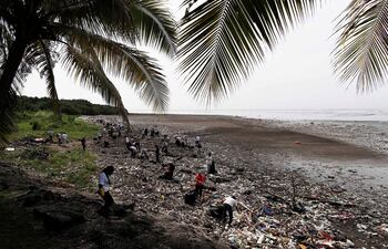 El plástico utilizado incluía material previamente recuperado del mar en campañas de limpieza y, para conseguir el mayor realismo posible, se introdujeron en la instalación los tipos más habituales como bolsas, botellas, redes y cuerdas marinas, cubiertos y bolas de espuma de poliestireno.