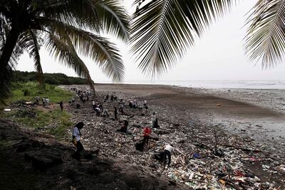 El plástico utilizado incluía material previamente recuperado del mar en campañas de limpieza y, para conseguir el mayor realismo posible, se introdujeron en la instalación los tipos más habituales como bolsas, botellas, redes y cuerdas marinas, cubiertos y bolas de espuma de poliestireno.