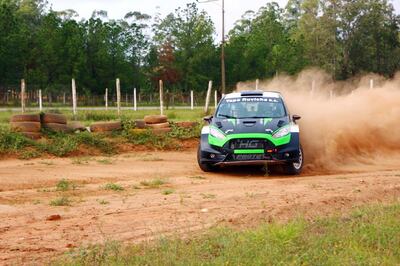Los motores comenzaron a rugir nuevamente y el polvo apareció tras el Ford Fiesta Proto de Mauricio González, quien probó el sábado su nueva máquina en el inicio de los entrenamientos.