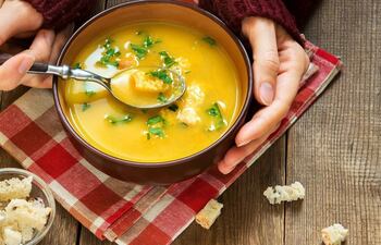 Una buena opción para evitar comer en exceso sin terminar con hambre es tomar una sopa de verduras como por ejemplo: espinaca, acelga, zapallo, locote, cebolla, calabaza, zanahoria, repollo, puerros, zapallitos, etc.