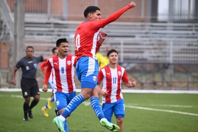 Allan Wlk salta para celebrar su gol, el primero en la victoria de Paraguay ante Colombia en las semifinales del fútbol de campo de los Juegos Suramericanos Asu 2022.