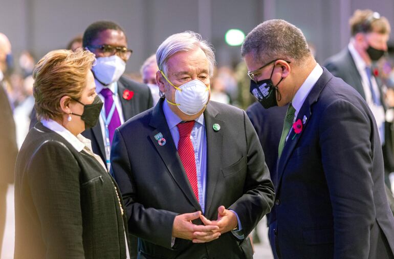 El secretario general de la ONU, Antonio Guterres (c), conversa con otros líderes globales durante la conferencia del clima, que culmina mañana en Glasgow.