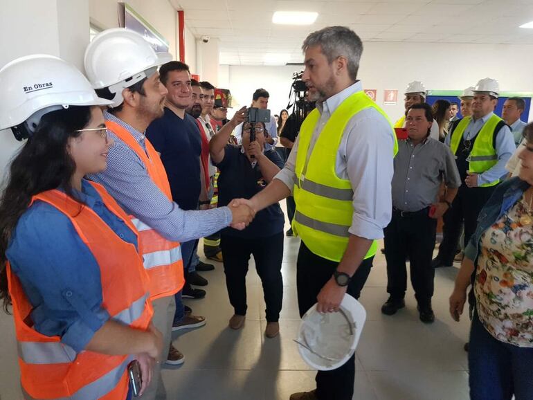 El Presidente saluda a obreros de la Unidad Sanitaria de IPS de Caazapá durante el recorrido.