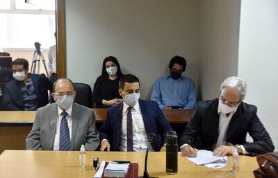 Justo Pastor Cárdenas junto a sus abogados y tres hijos durante la lectura de la sentencia.