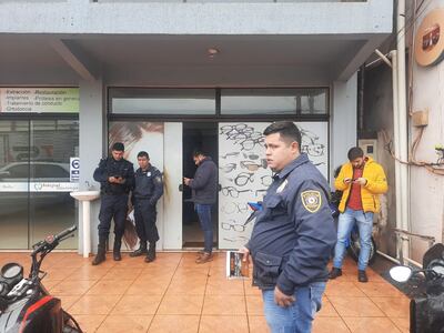Agentes policiales de la comisaría jurisdiccional y personal técnico llegaron al sitio tras la denuncia.