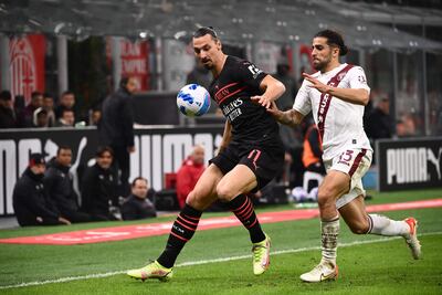 Zlatan Ibrahimovic (i), delantero del Milan, disputa el balón con Ricardo Rodríguez, del Torino, durante el partido de la fecha pasada.