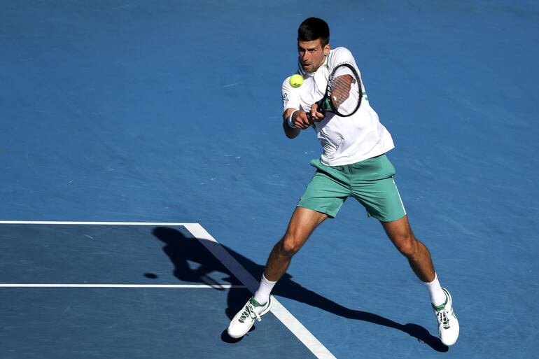 Novak Djokovic en plena competencia en el Abierto de Australia 2021.